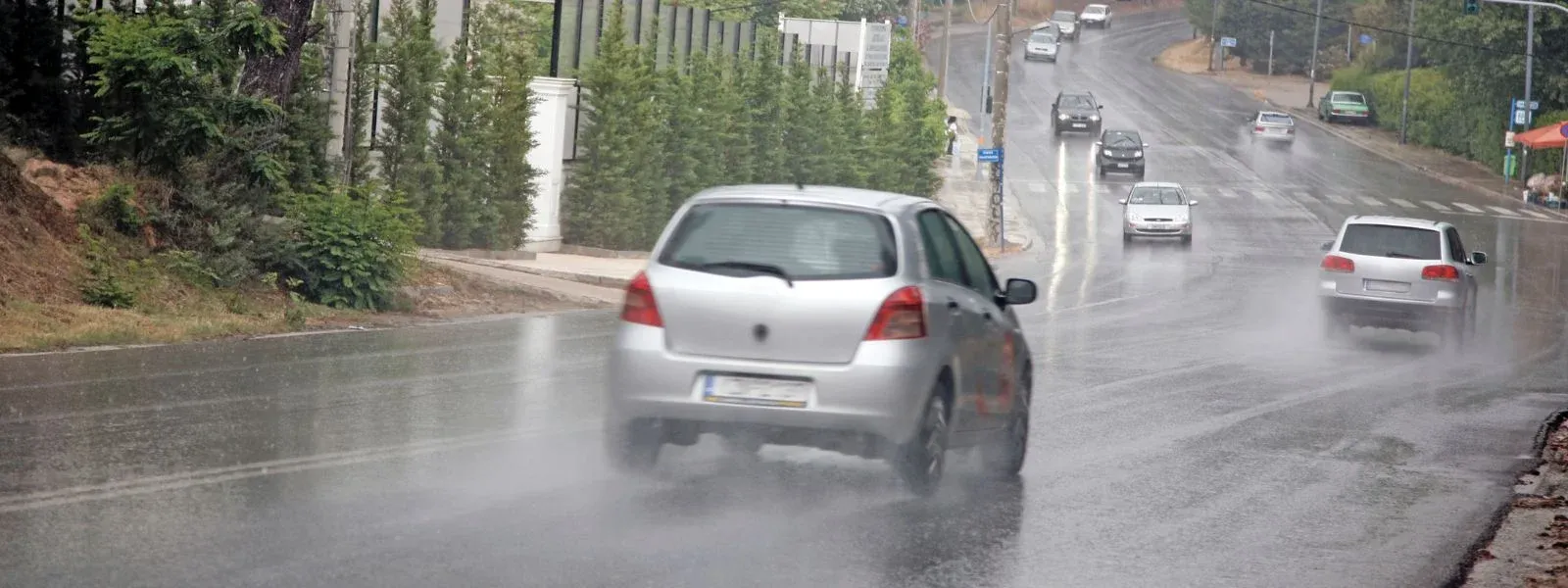 Aquaplaning: Jak správně reagovat a udržet kontrolu?